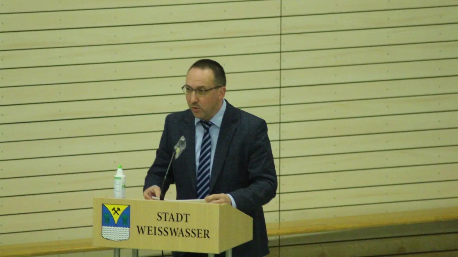 Stefan Przymosinski, Geschäftsführer von Weißwassers Stadtwerken, erklärt im Stadtrat das Zahlenwerk.