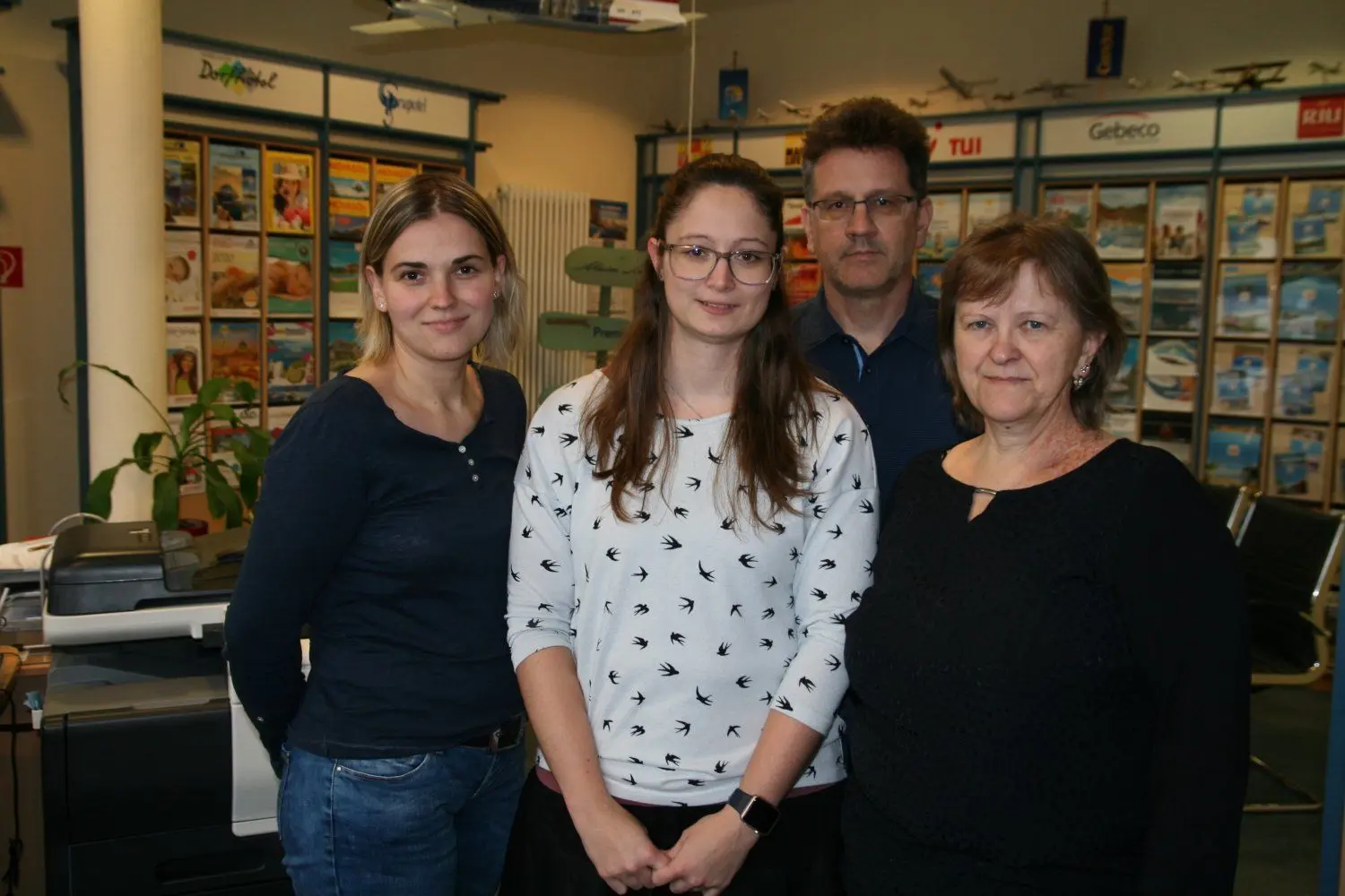 Mareen Melcher, Yvonne Goldhorn, Marlies Lehmann (v.l.n.r) und Inhaber Mark Schönborn arbeiten als Team im Lübbener Reisebüro Spreewaldreisen.