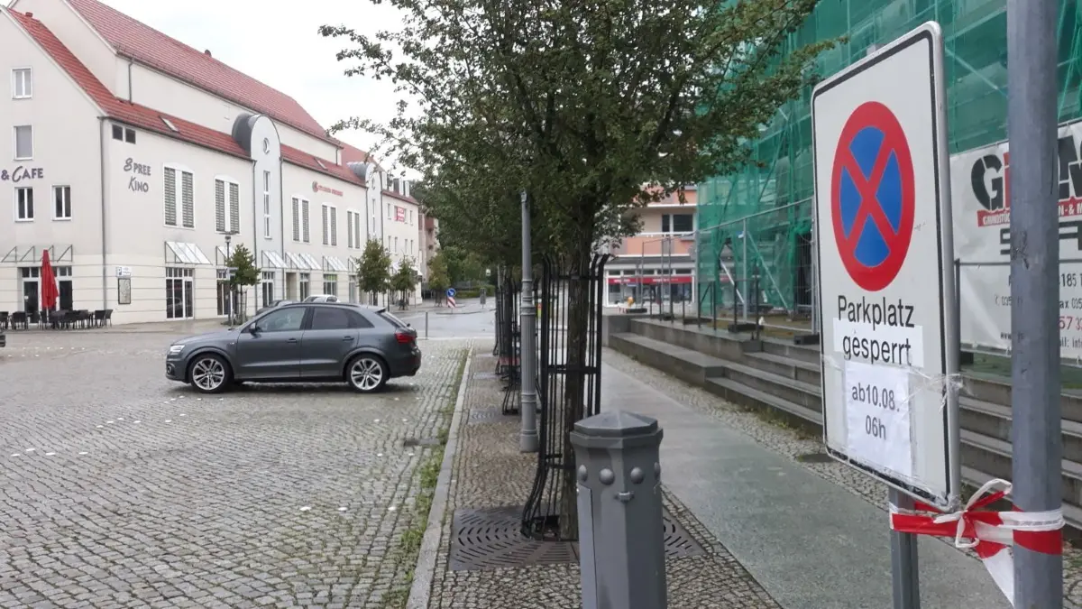 Auf dem Marktplatz in Spremberg sind bereits Parkverbotsschilder aufgestellt worden. In der Spremberger Innenstadt wird das Heimatfest gefeiert.
Auf dem Marktplatz in Spremberg sind bereits Parkverbotsschilder aufgestellt worden. In der Spremberger Innenstadt wird das Heimatfest gefeiert.
