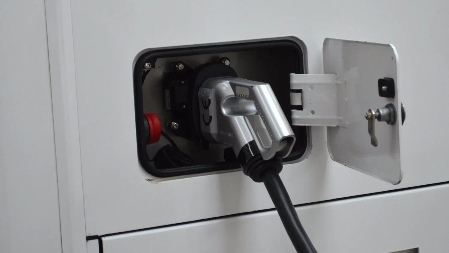 Der E-Ikarus im Hoyerswerdaer Test: Über Nacht wird der Bus aus Ungarn wieder vollgeladen.