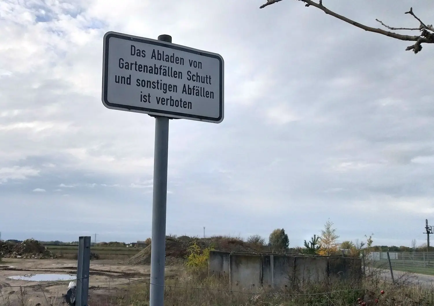 Trotz dieser Verbotsschilder nutzen laut Stadt auch Bürger das Areal, um Garten- oder Bauabfälle loszuwerden.