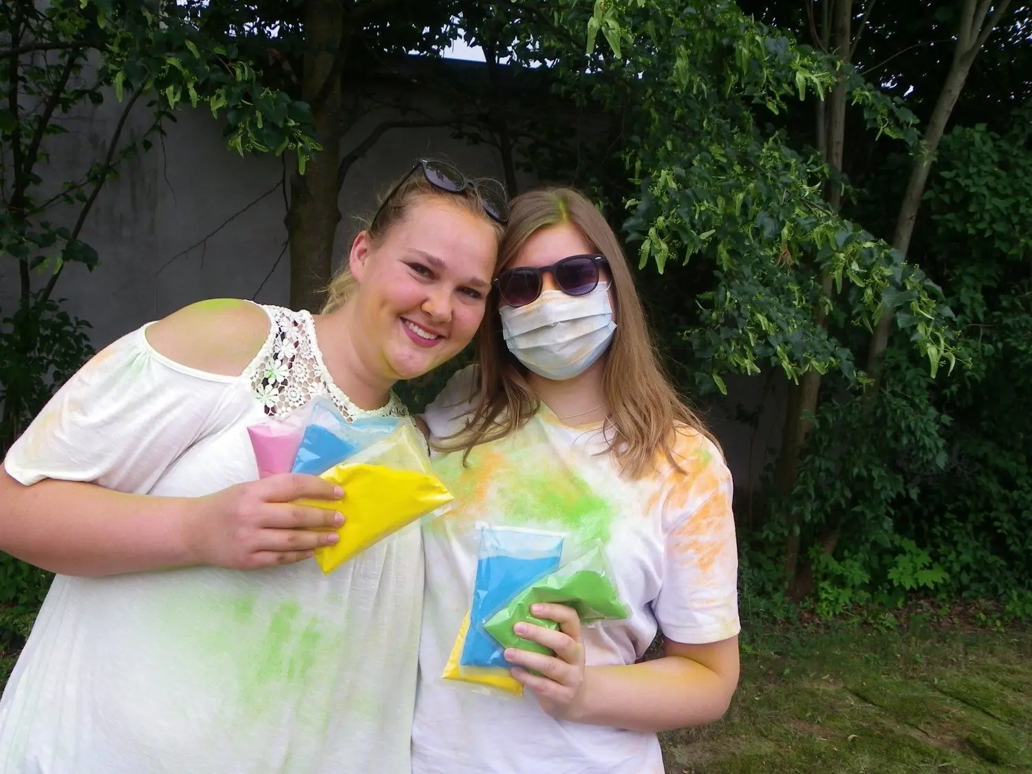 Zu den Besuchern des ersten Holi-Festivals in Guben zählten auch Laura Wehrmann (l.) und Celina Sube aus Cottbus. Und ein Mund-Nasen-Schutz gehörte schon damals für manchen Besucher unbedingt dazu.