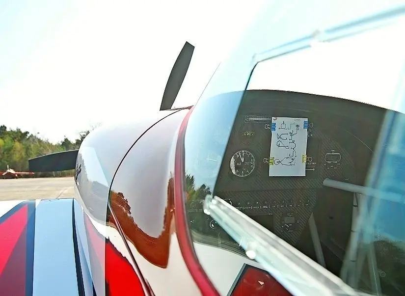 Jeder Pilot hat solch eine Skizze an Bord, nach der alle Figuren in der Luft abgearbeitet werden. ⇥