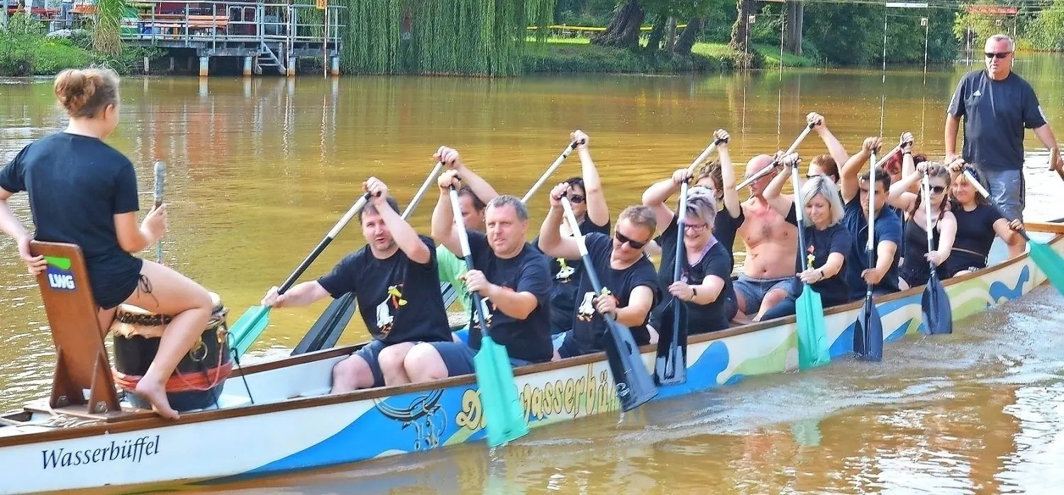 Die „Crazy Chicks & Old Gockel“ haben am Sonnabend das Training genutzt, um für das kommende Drachenbootrennen gewappnet zu sein.