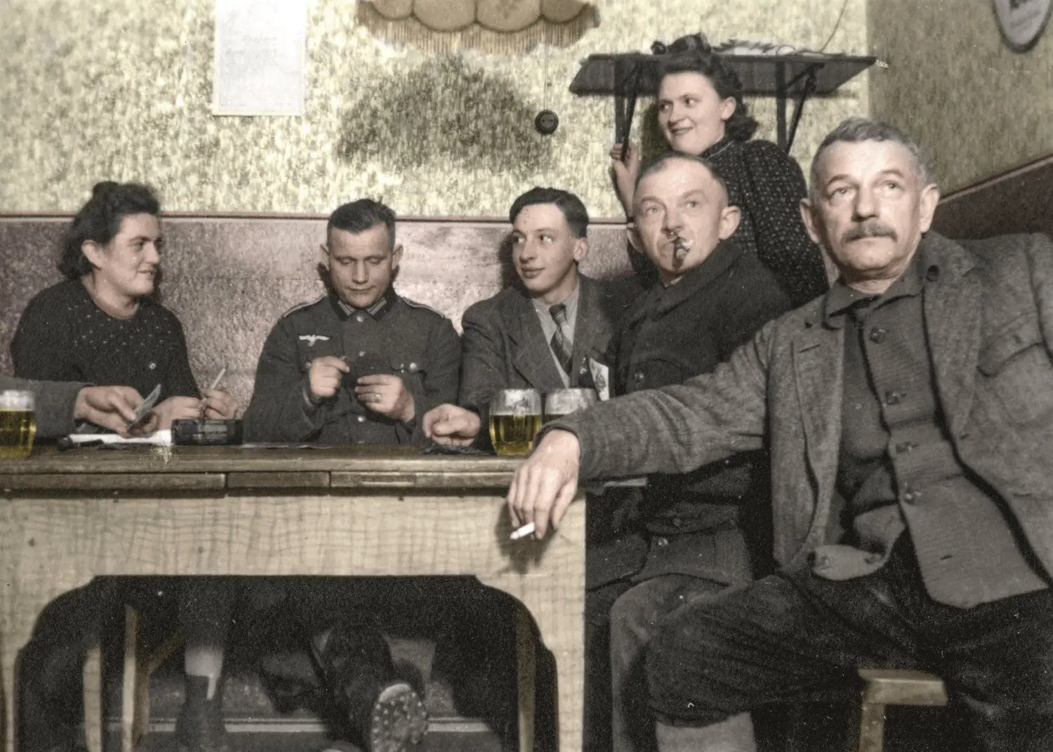 Dorfschänke in Proßmarke 1941 - gelebte Gastlichkeit und Gemeinschaft, natürlich bei einem Bier oder Schnäpschen.