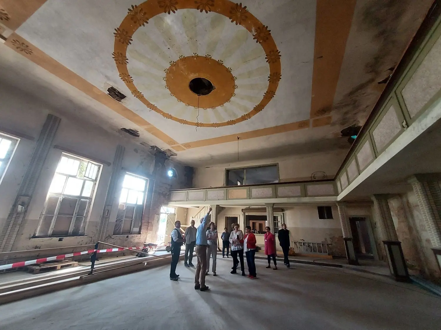 Das Herz des unter Denkmalschutz stehenden Schlabendorfer Gasthauses ist der große Tanzsaal.