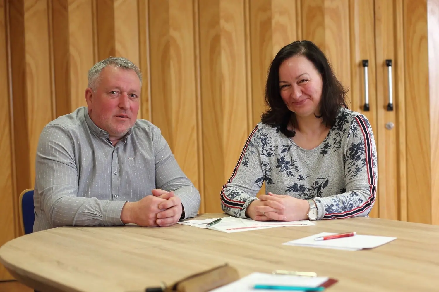 Olaf Schneider und Belinda Hensel von der Agrargenossenschaft Forst ärgern sich maßlos über den Unrat auf den Feldern, der nicht nur die Technik gefährdet, sondern auch das Leben der Rinder.