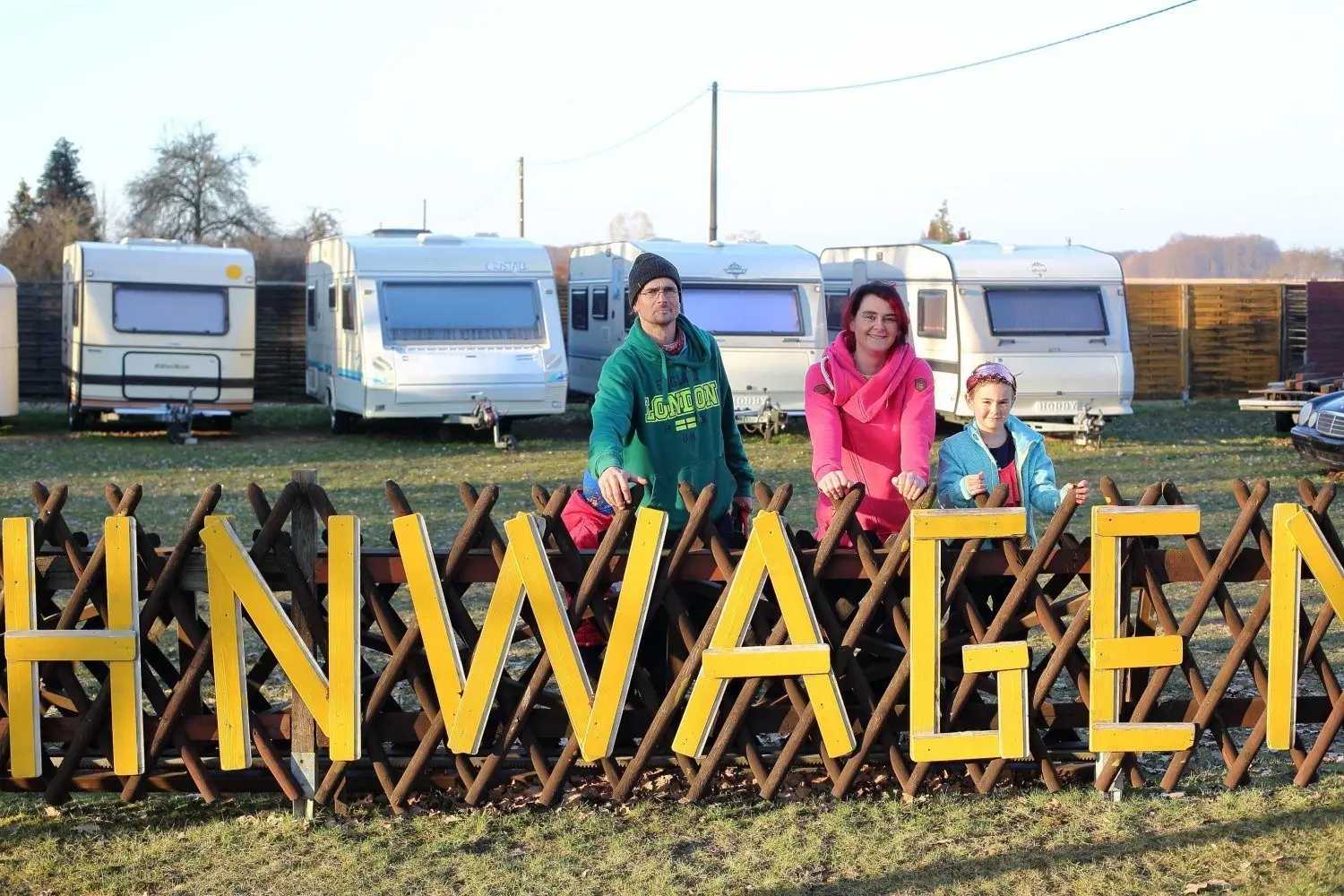 Harald, Sandra und Tochter Lena Steinkamm vor ihrem Wohnwagen-Fuhrpark in Simmersdorf.