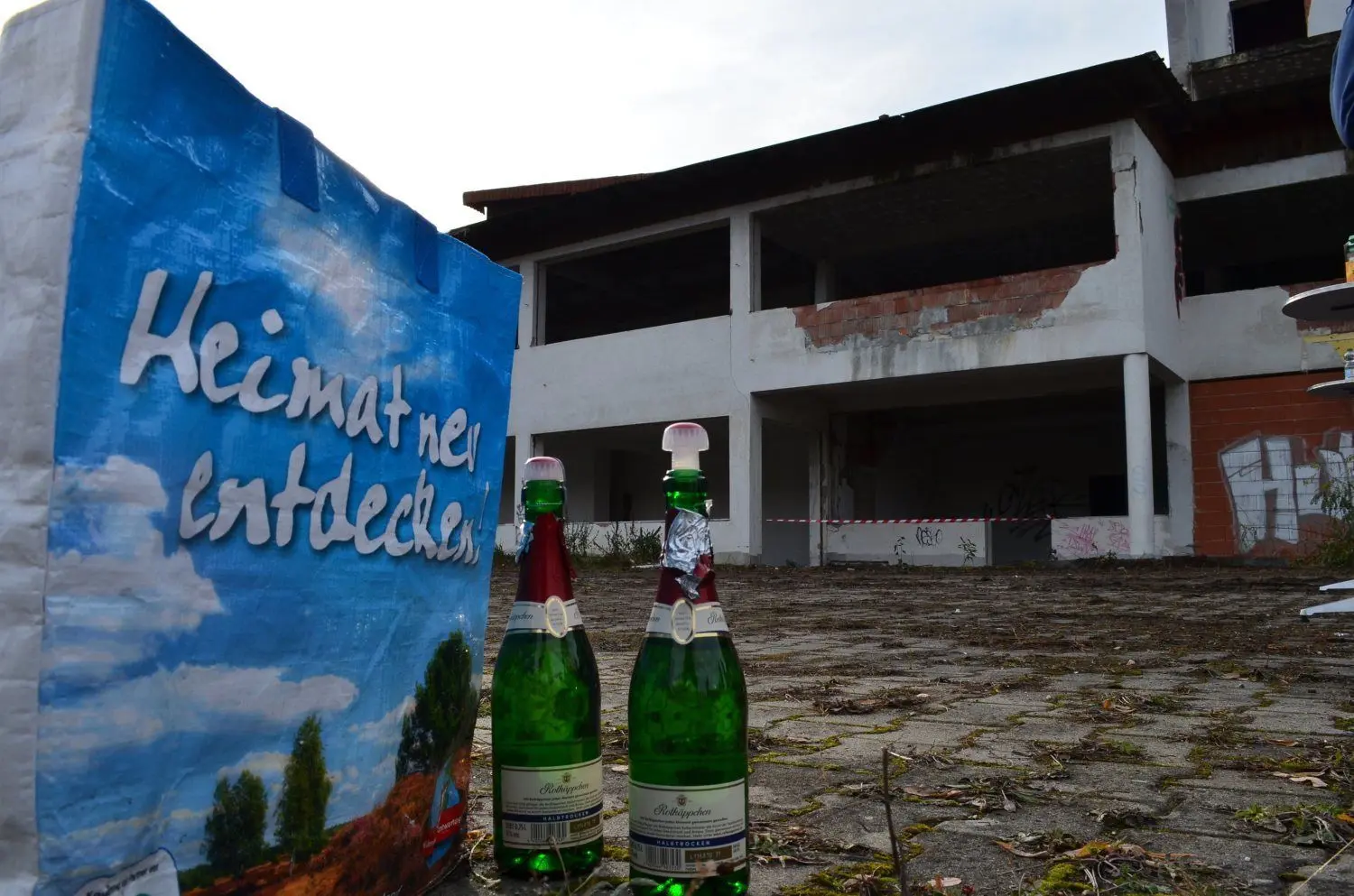 Sekt zum Anstoßen: Die hässliche Ruine am Lautaer Ortseingang wird von der Firma Metzner abgerissen.