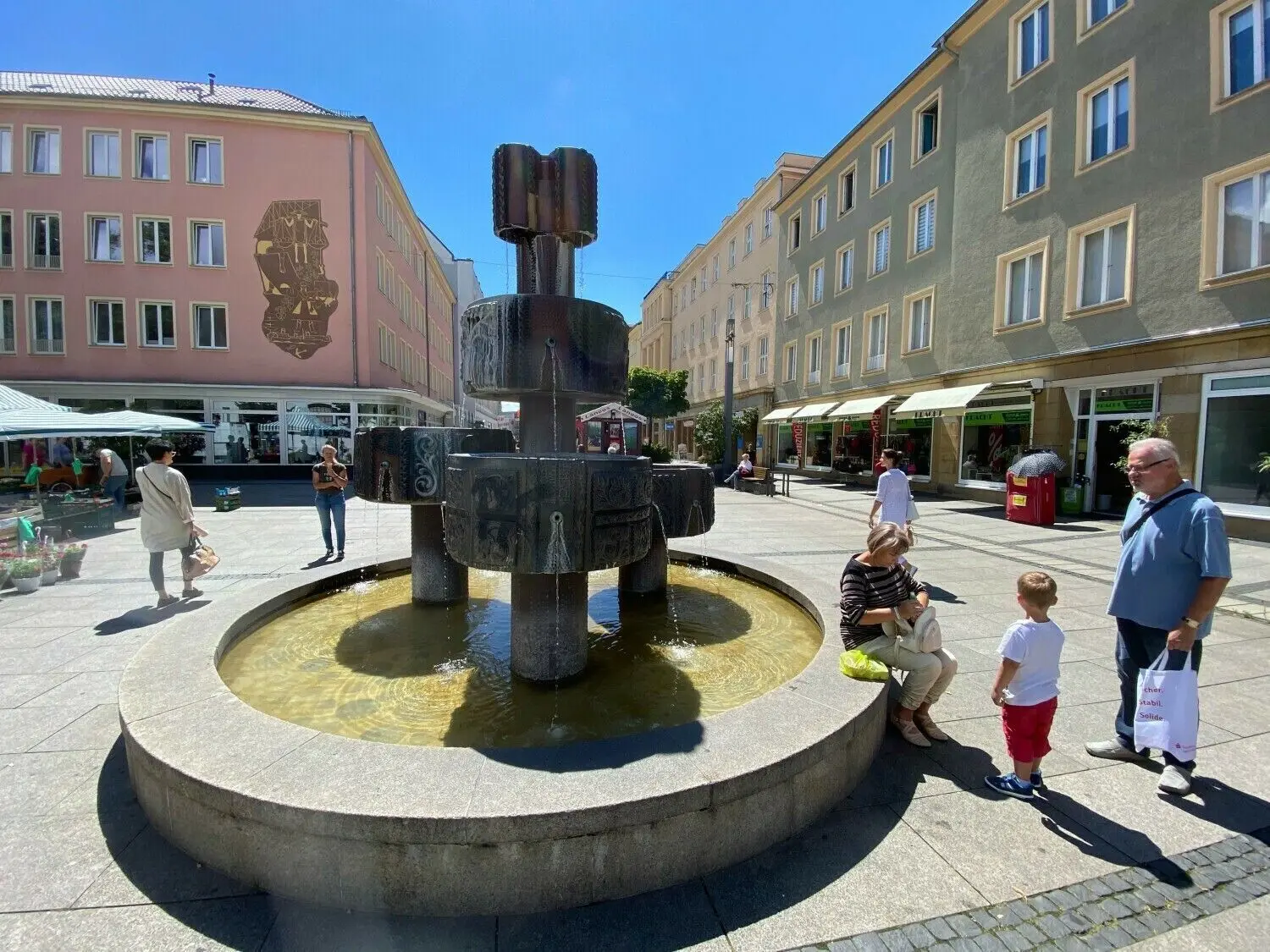 Cottbus hat viele Springbrunnen, auch der Sorbenbrunnen, den Jürgen von Woyski schuf und der seit 1977 in der Cottbuser Sprem steht, ist ein zentraler Anlaufpunkt. Das Wasser darin ist jedoch kein Trinkwasser.