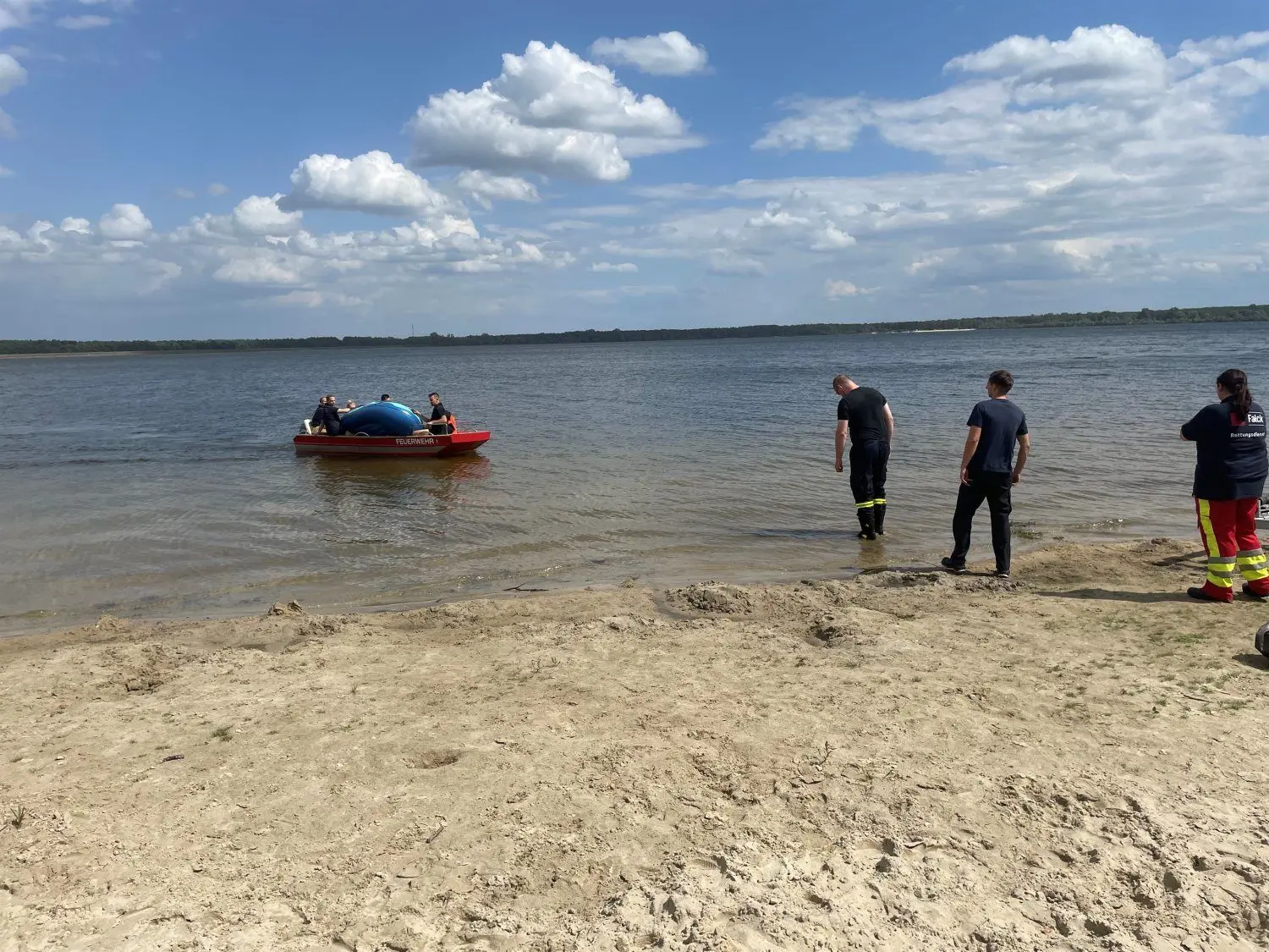 Rettungsaktion auf dem Spremberger Stausee. Das Motorboot trifft am Strand des Stausees ein.