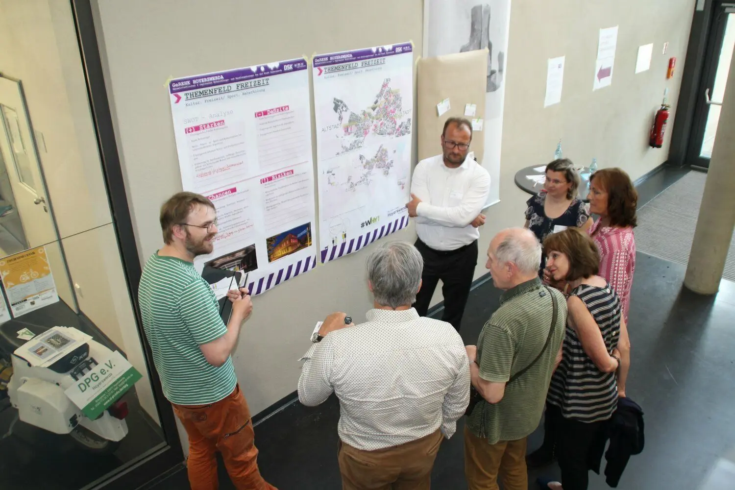 In kleinen Gruppen wurde bei der Auftaktveranstaltung im Bürgerzentrum zum neuen Entwicklungskonzept GeREHK diskutiert. Dazu waren erste Thesen auf Plakaten an die Wände gepinnt worden.