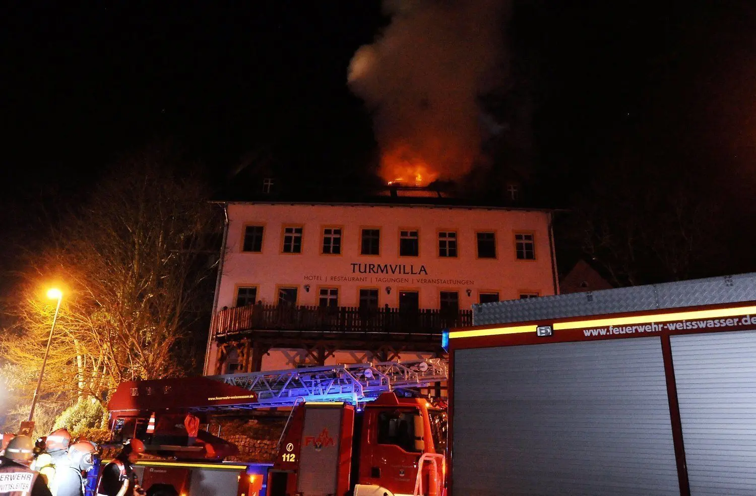 Der Dachstuhl der Turmvilla Bad Muskau steht inzwischen voll in Flammen.