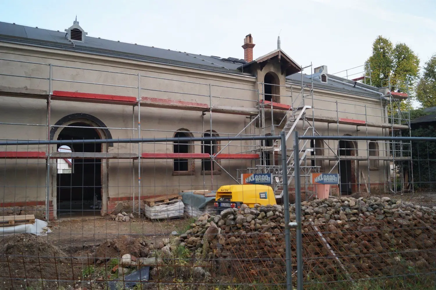 Der Marstall wird zu einem soziokulturellen Zentrum umgebaut. Im Erdgeschoss entsteht ein großzügiger Raum für Veranstaltungen und Feiern.