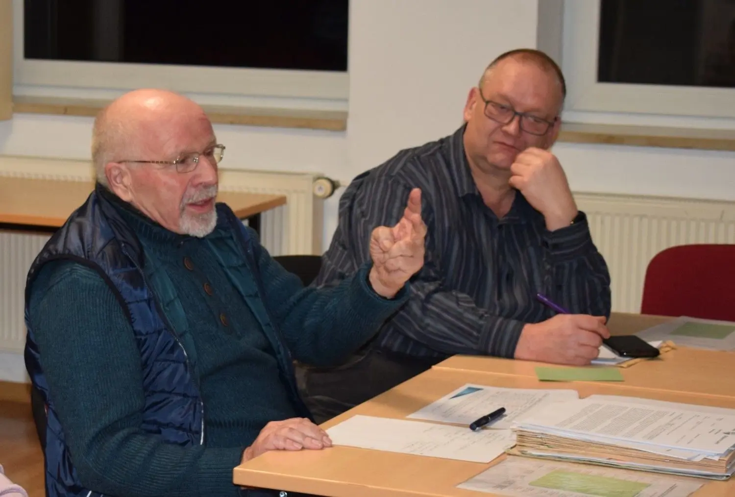 Eberhard Müller (l.), Bürgermeister von Neiße-Malxetal, monierte im jüngsten Amtsausschuss Döbern-Land die fehlende Unterstützung der Landesregierung für den ländlichen Raum.