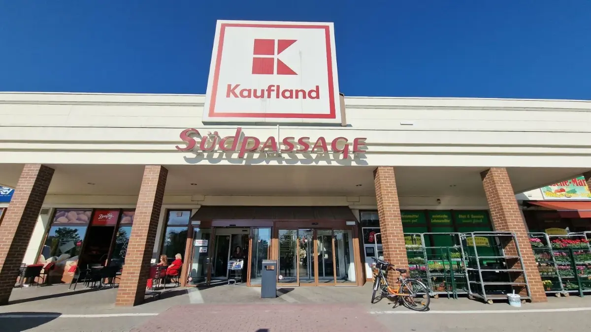 Der Betreiber der Südpassage am Sachsendamm in Weißwasser steht vor verhandlungen mit der Schwarz-Gruppe, zu der Kaufland gehört.
Ankermieter für die Südpassage am Sachsendamm in Weißwasser ist Kaufland.