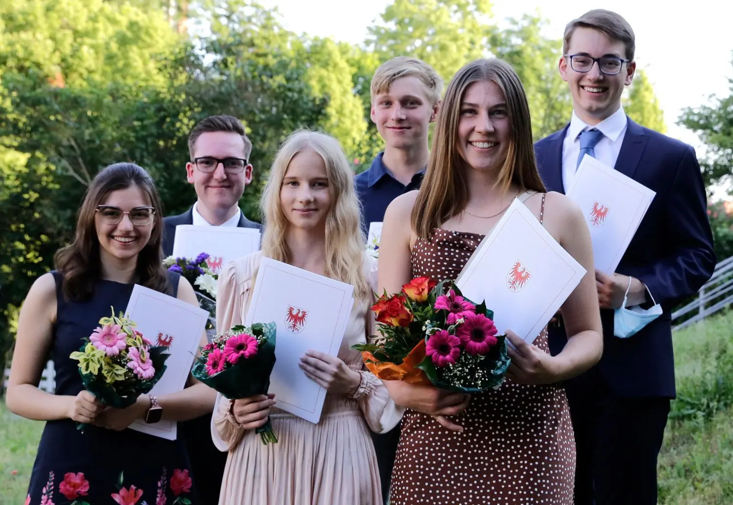 Strahlende Gesichter bei den sechs Absolventen des Luckauer Bohnstedt-Gymnasiums mit dem Traumabi 1,0:.Henriette Barth, Julius Haberland, Nele Brandner, Benedikt Wenzel, Franziska Schniese und Justus Lehmann (v.l.).