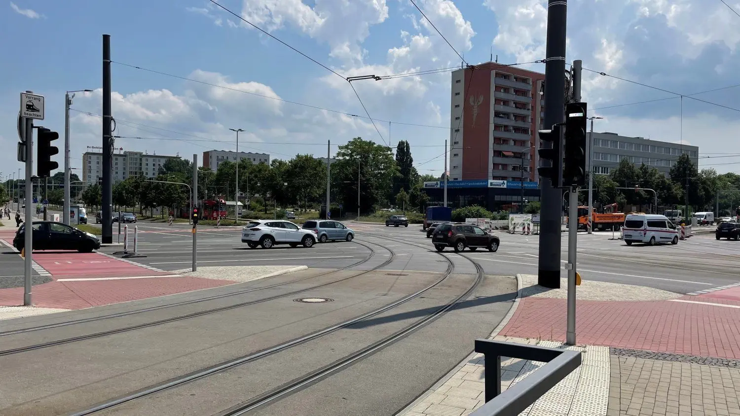 Der Stadtring in Cottbus gilt als Unfallschwerpunkt. Eine Frau floh am Sonntag nach einer Kollision unter Drogeneinfluss zu Fuß. Sie meldete sich erst drei Stunden später bei der Polizei.