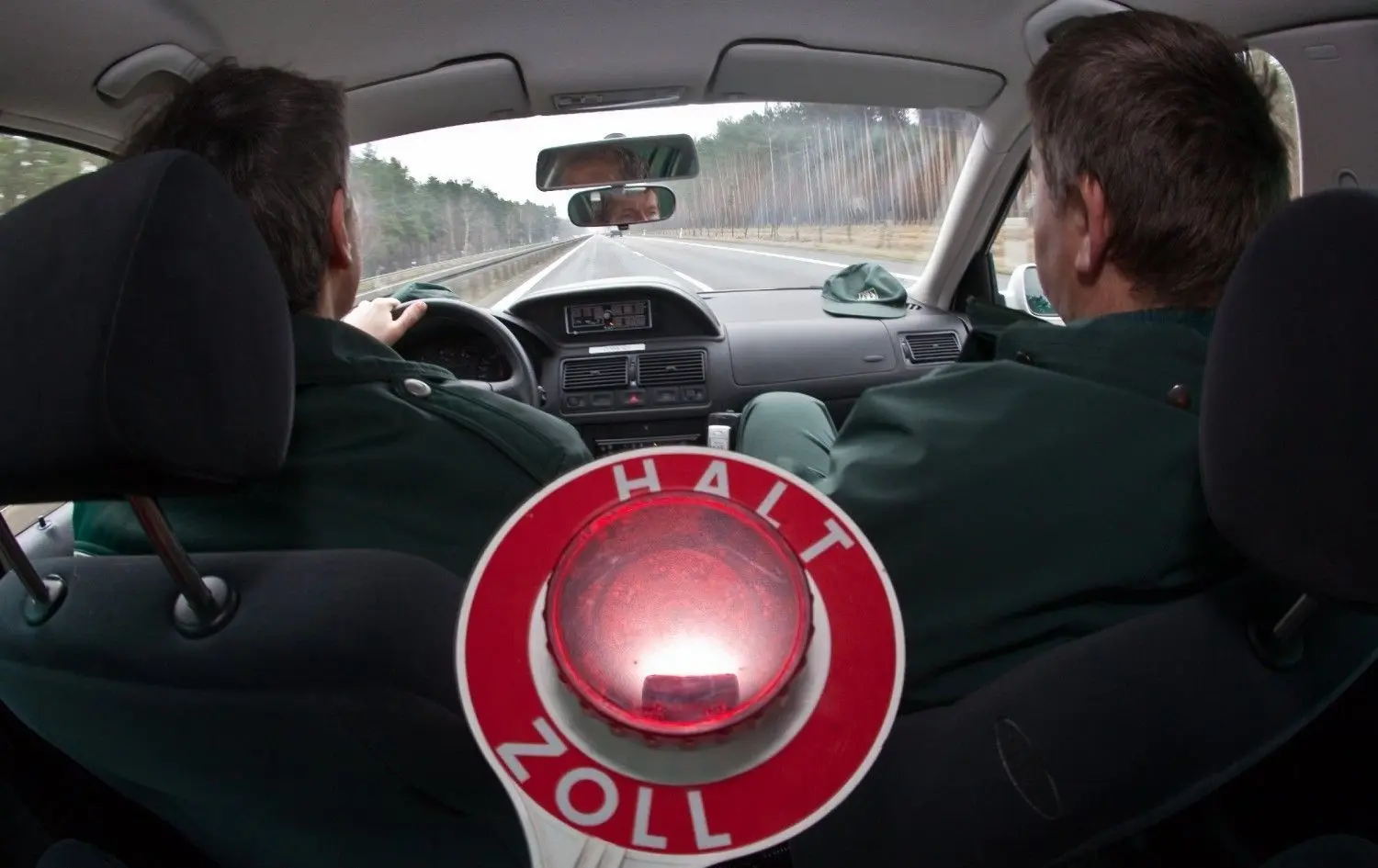 Zollbeamte auf Streife auf der Autobahn in Brandenburg. Entlang der deutsch-polnischen Grenze sind mobile Kontrollgruppen stationiert.
