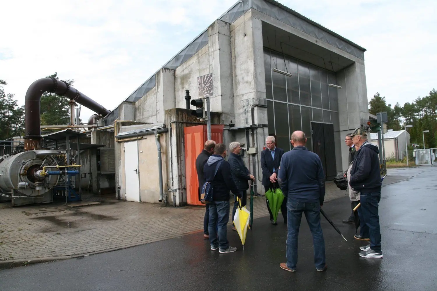 Im Rahmen einer Besichtigung konnten Stadtverordnete im vergangenen Jahr das Spreewerk Lübben besichtigen. Im Hintergrund ist der Gebäudeteil zu sehen, in dem die Munitionsreste verbrannt werden.