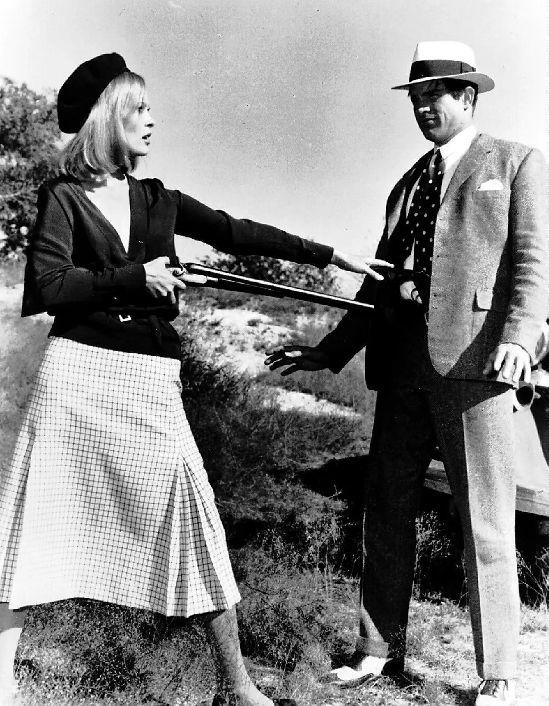 Sie wurden innerhalb kürzester Zeit zu nationalen Berühmtheiten im Amerika der 30er-Jahre: Bonnie und Clyde, das berühmt-berüchtigte Liebes- und Gangsterpaar. Monatelang narrten sie die Polizei von ganz Texas und Louisiana. Sie plünderten Läden, raubten Banken aus und schossen auf alles, was sich ihnen in den Weg stellte. Faye Dunaway und Warren Beatty mimte das Paar in der bekanntesten Verfilmung.