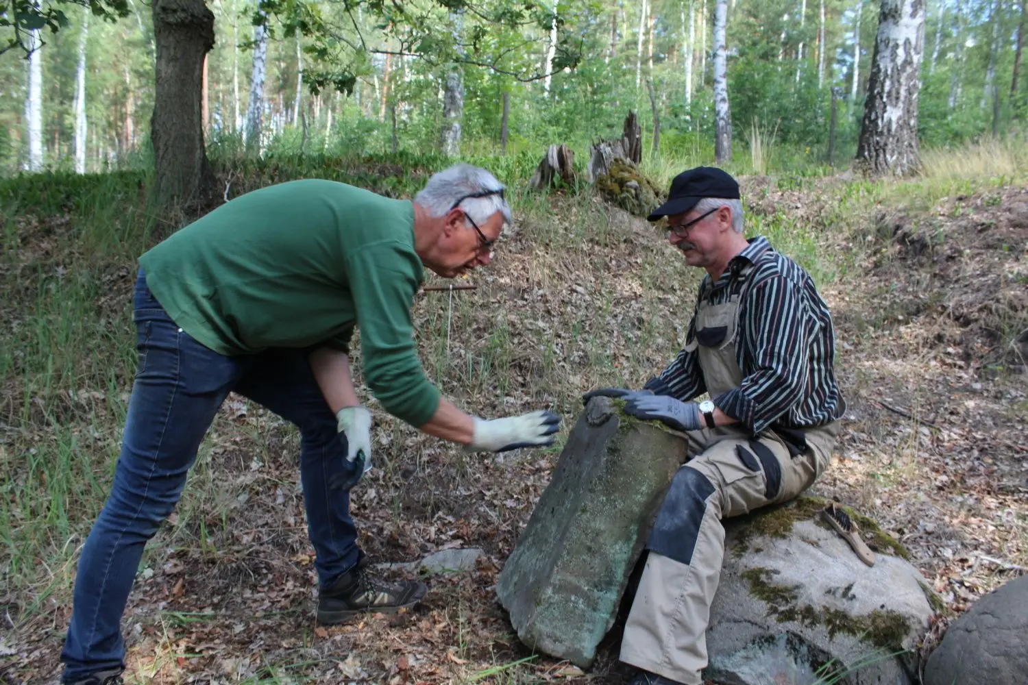 Frank Henschel und Stefan Buss (v.l.) suchen nach Spuren der Inschrift.
