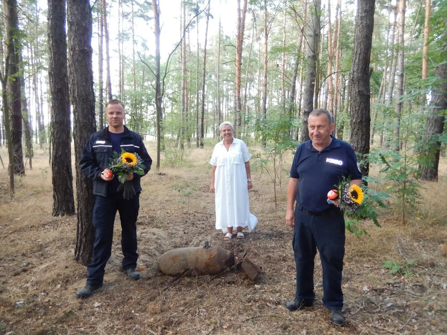 Nach erfolgreicher Entschärfung bekamen die Kampfmittelbeseitiger Enrico Schnick (l.) und Uwe Zierdt (r.) von der Forster Bürgermeisterin Simone Taubenek Blumen überreicht.