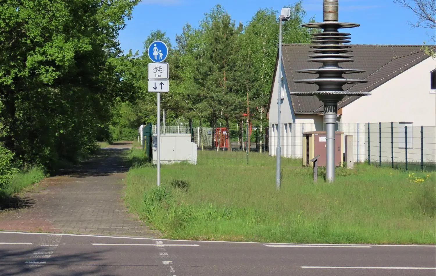 Das Industriegebiet Ost durchzieht ein kombiniertem Rad- und Fußweg, der von einzelnen Beschäftigten und auch von Radtouristen genutzt wird. Das Foto zeigt zudem den künftigen Standort des Spremberger Betriebshofes.