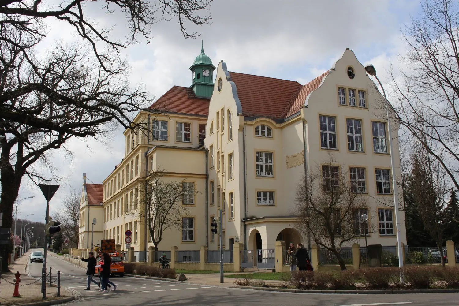 An der Pestalozzi-Grundschule in Weißwasser hat ein kleiner Teil der Eltern der Schulkinder Unterschriften gesammelt. Sie wenden sich gegen eine Test- und Maskenpflicht an den Schulen.