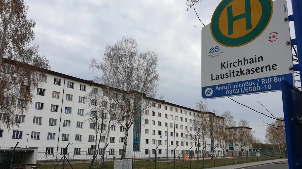 An der Lausitz-Kaserne hält bereits seit dem 19. März kein Bus mehr. Im Hintergrund: das Familienwohnheim.
An der Lausitz-Kaserne hält vorerst kein Bus mehr. Im Hintergrund: das Familienwohnheim.