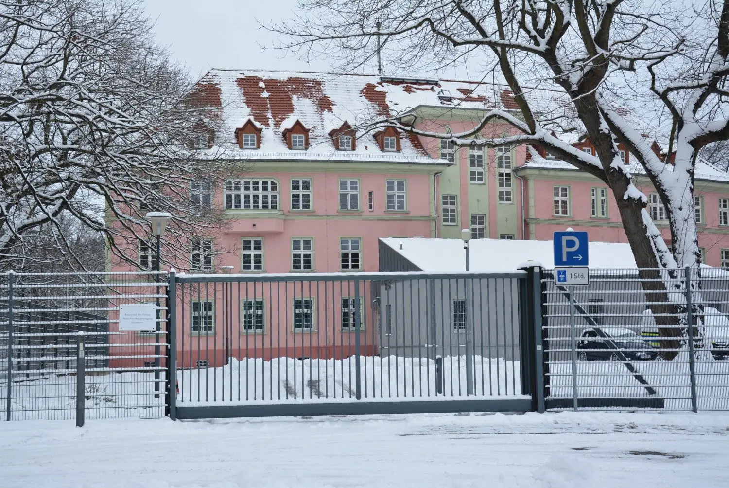 Über dieses Tor der Spremberger Polizeiwache sollen unbekannte Täter einen Molotowcocktail geworfen haben. Im Schnee erlosch das Feuer schnell.