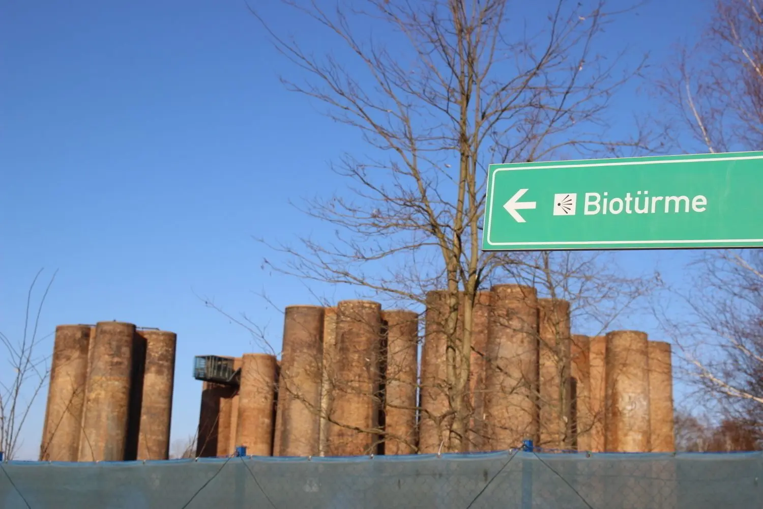 Die Biotürme in Lauchhammer-West bilden ein Projekt der Internationalen Bauausstellung FÜrst-Pückler-Land. In den Türmen wurden ab 1975 phenolhaltige Abwässer biologisch behandelt. Die IBA bewahrte das Ensemble vor dem Abriss und ließ 2009 zwei Glaskuppeln installieren. Foto: T. Richter-Zippack