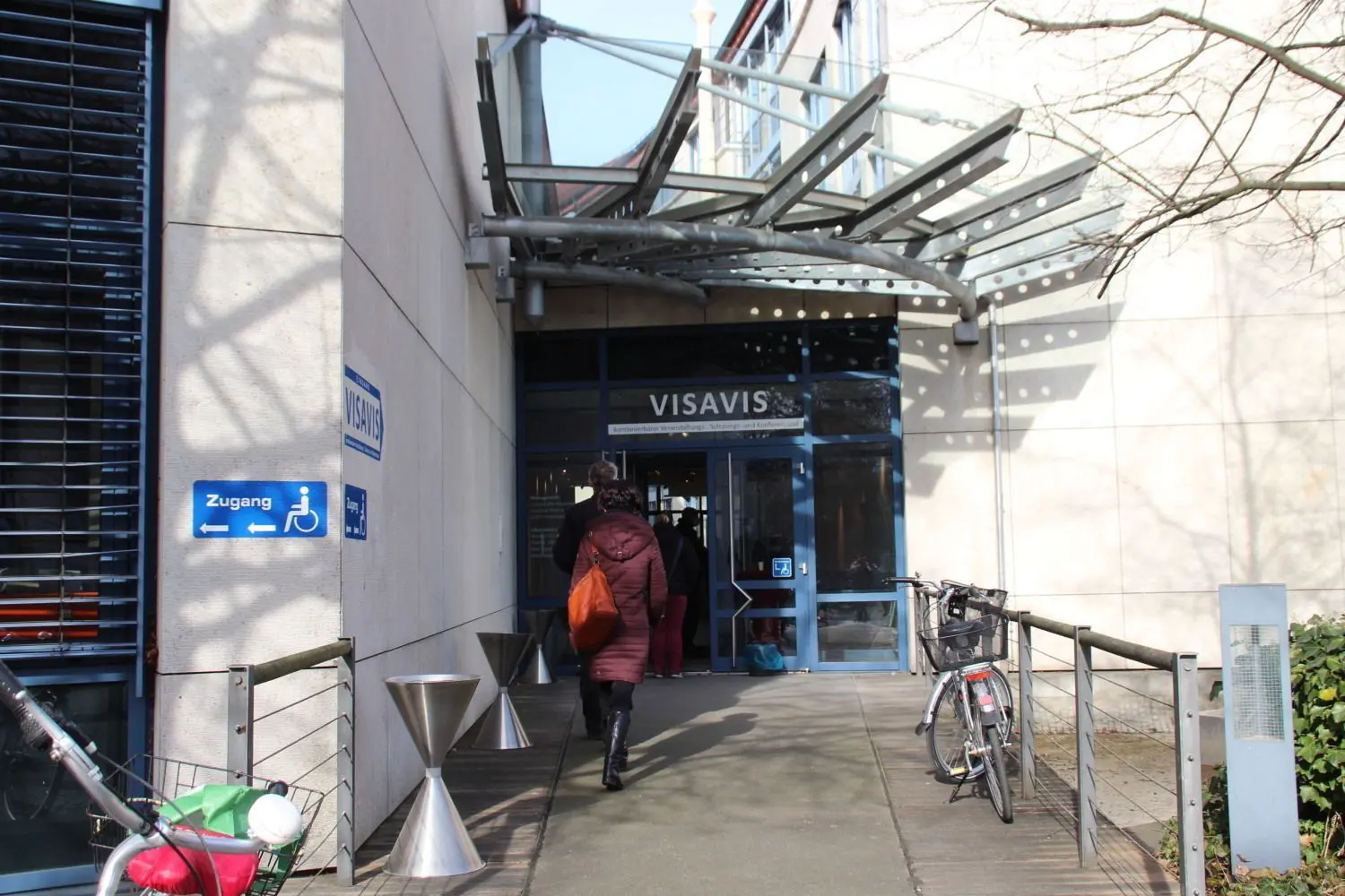 Vor dem Testzentrum im "Vis á vis"-Saal in Hoyerswerda an der Schlossstraße kam es am Dienstag so gut wie nie zu längeren Warteschlangen für den Corona-Massentest.