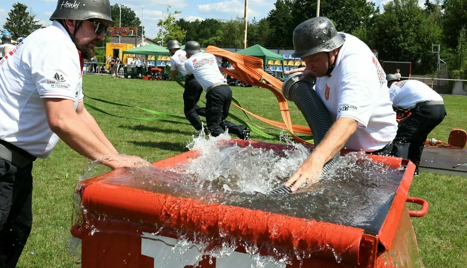 Die Feuerwehr Trebendorf wollte am Samstag ein guter Gastgeber beim Oldiecup sein. Der trat fast ins Hintertreffen wegen der Brandgeschehnisse im Ort. Teams aus Trebendorf, Lauba und Wurschen waren angetreten.
