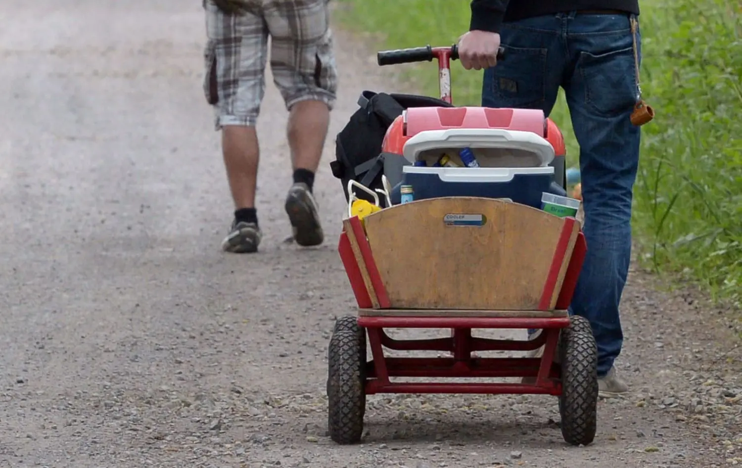 Wer an Himmelfahrt mit dem Bollerwagen losziehen will, sollte unbedingt auch einen Regenschirm einpacken.