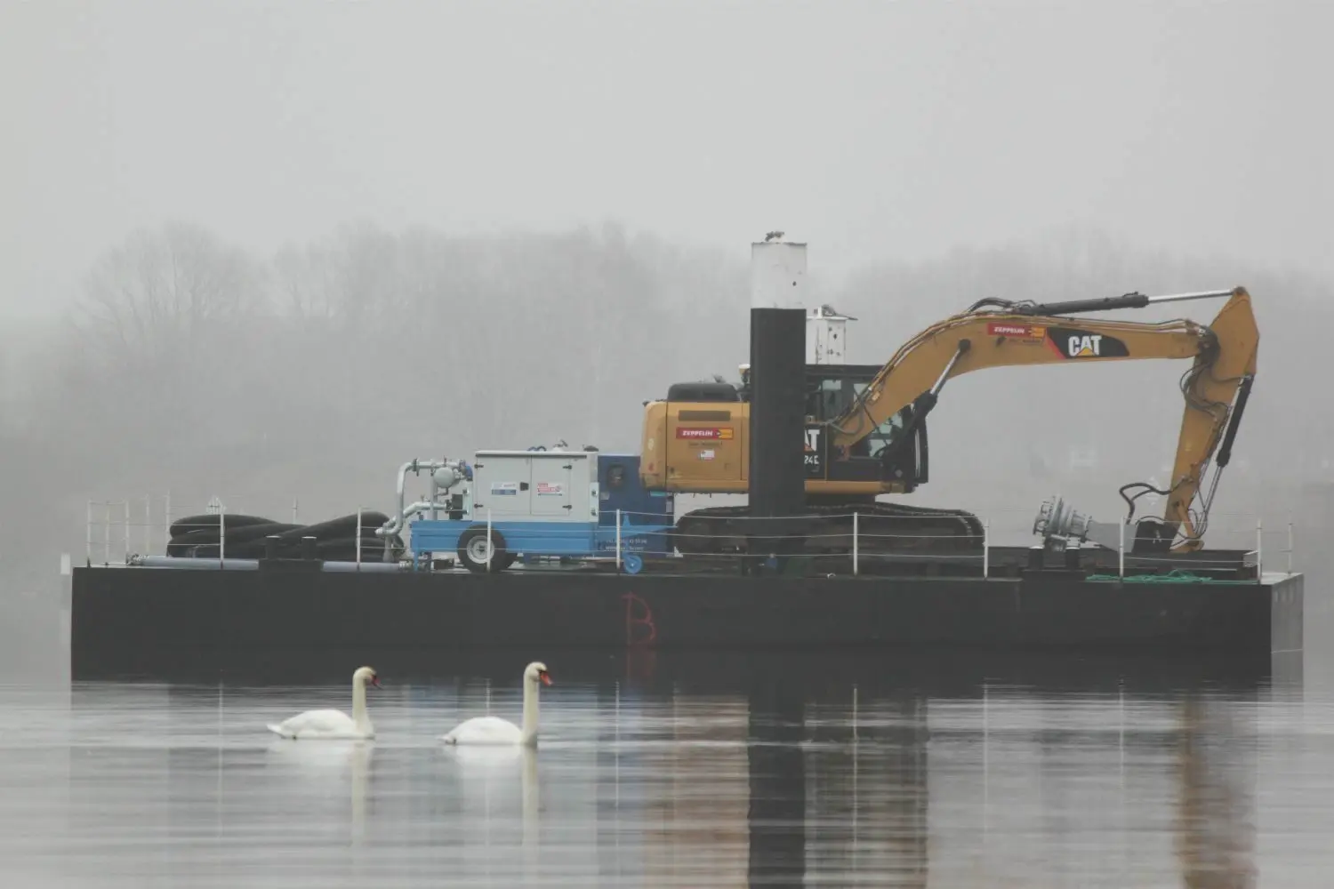 Bei Kleinkoschen arbeitet am Montag ein Schwimmbagger auf dem Senftenberger See. Mit der Auffüllung von Tieflagen soll einem weiteren unkontrollierten Ausfließen der Insel entgegengewirkt werden. In diesem Zusammenhang ist beabsichtigt, die Unterwasserbereiche am Ufer inselumlaufend abzuflachen.⇥