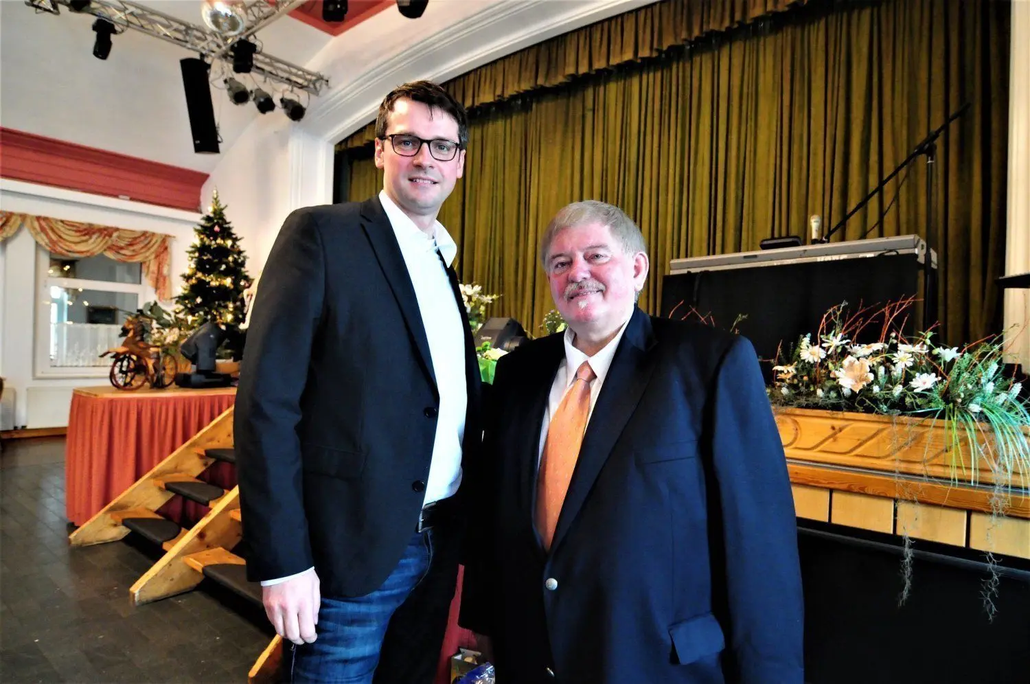 Verbands-Chef Stefan Grohmann (l.) bei der Verabschiedung seines Vorgängers Bernd Schmied (r.) Ende 2019.