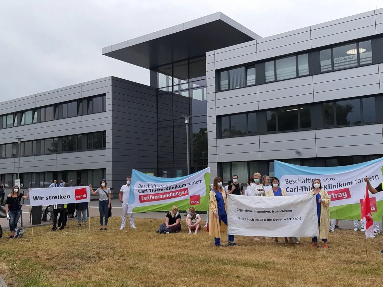 Nach Angaben der Gewerkschaft Verdi haben sich rund 150 CTK-Beschäftigte am Warnstreik vor dem Krankenhaus in Cottbus beteiligt.