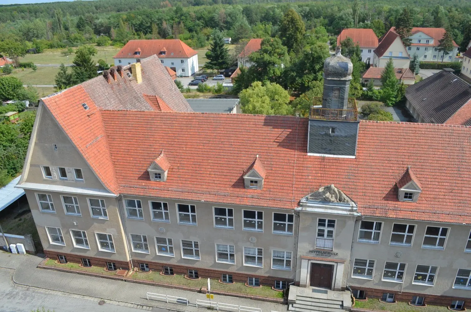 Die Laubuscher Schule: Sie soll die neue Grundschule im Ort werden.