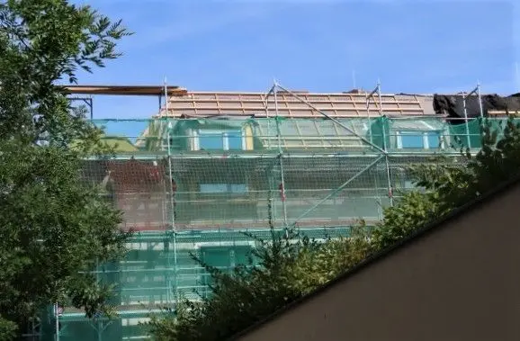 Bürgerhaus Spremberg: Gauben sind im Dachgeschoss auch auf der Seite des Bürgergartens errichtet worden.