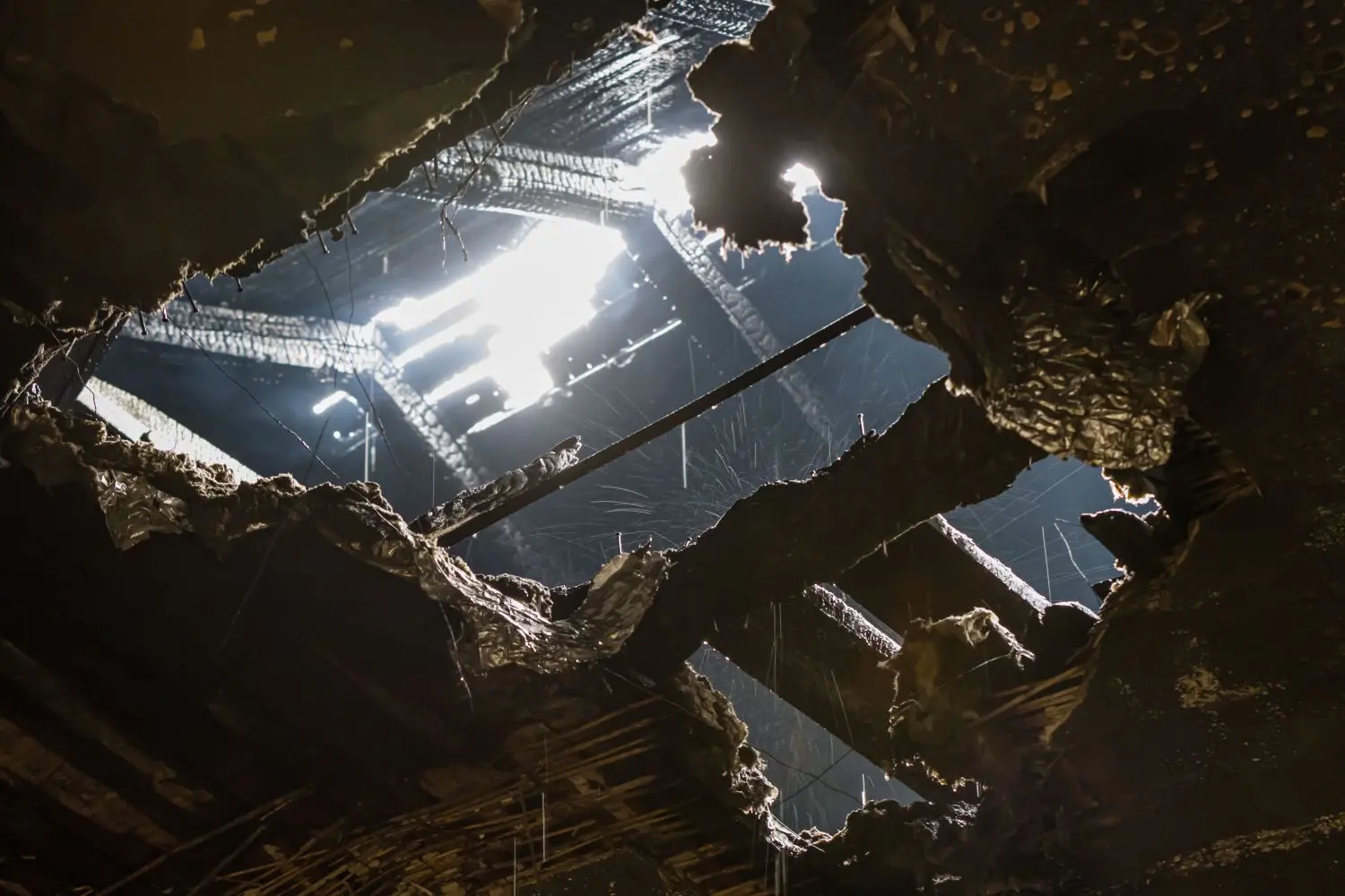 29.03.2020, Brandenburg, Drebkau: Brand im Drebkauer Volkshaus: Das Drebkauer Volkshaus wurde bei einem Brand in der Nacht zum Sonntag vollständig zerstört. 60 Kameradinnen und Kameraden der Drebkauer Feuerwehr und von Wehren der umliegenden Ortsteile sowie aus Cottbus konnten mit 15 Fahrzeugen verhindern, dass sich das Feuer auf das Schützenhaus und andere angrenzende Gebäude ausbreitete. Die Kriminalpolizei nahm die Brandursachenuntersuchung auf.Foto: Frank Hammerschmidt