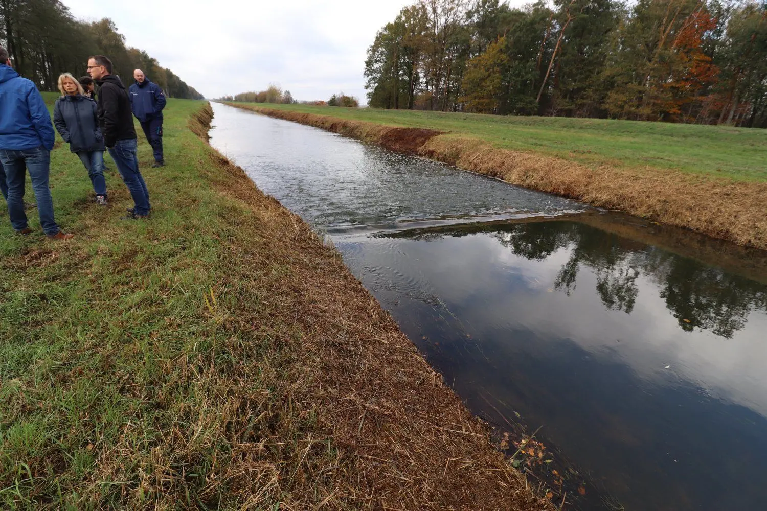In der Nähe der Schradenbrücke: Eine alte Ferngasleitung hat sich angehoben und verwirbelt das Wasser der Schwarzen Elster. Hier muss gehandelt werden.