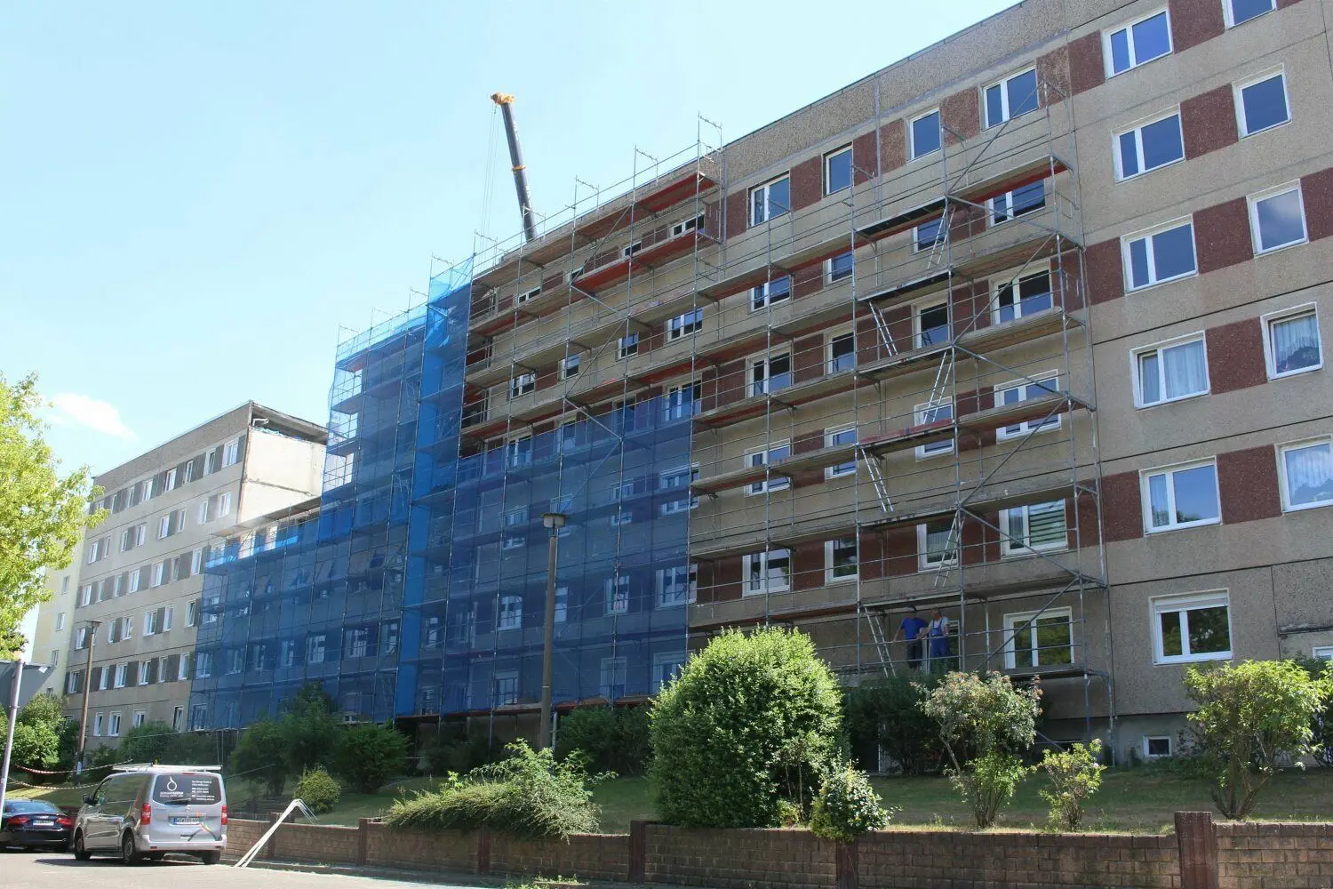 Die Komplexsanierung an der Karl-Liebknecht-Straße 23 bis 29 in Weißwasser hat vor einigen Wochen begonnen. Nun startet der Rückbau von 30 Wohnungen.