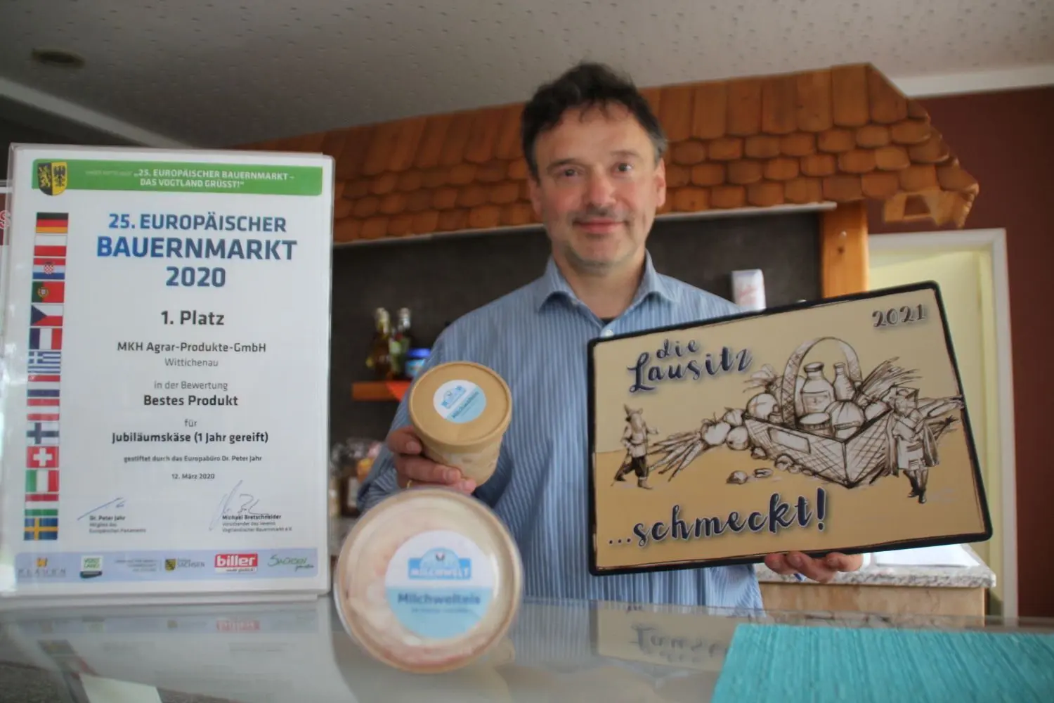 Hier präsentiert MKH-Geschäftsführer Tobias Kockert das neue Milchwelteis in der nachhaltigen Portionspackung. Jetzt muss nur noch ein heißer Sommer so richtig Lust auf die eiskalte Leckerei aus rein regionaler Herstellung machen.