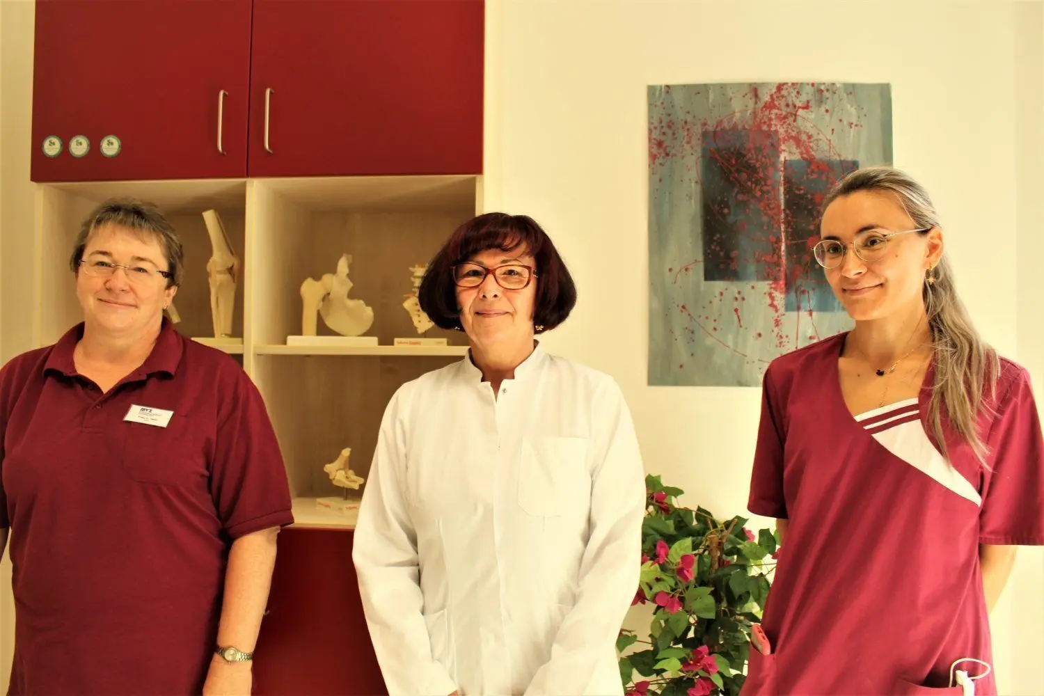 Carola Held (v.l.), Chirurgin Marita Kuhlee und Hanna Keil von der chirurgischen Praxis am MVZ Weißwasser.