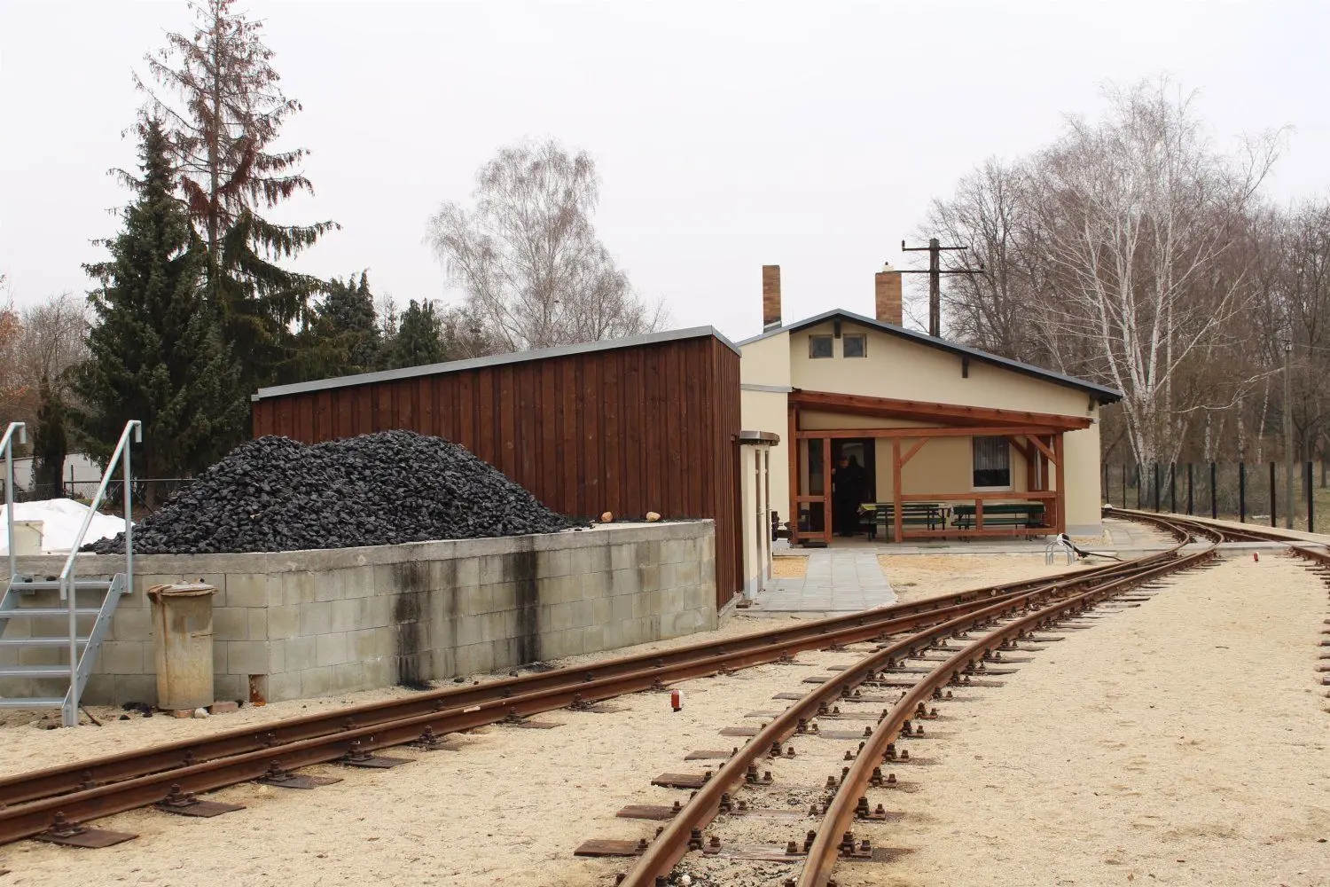 Das sanierte, einstige Zechenhaus auf dem Gelände der Waldeisenbahn in Weißwasser.