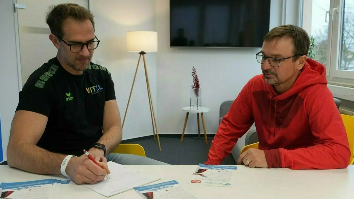 Qualmende Köpfe: Jan Przybilski (46, li.), seit Frühjahr 2022 neuer Chef vom Gewerbeverein in Senftenberg – und jetzt verantwortlich für den Senftenberg-Gutschein, diskutiert mit seinem Stellvertreter Jens Weser (52), wie das Gutscheinsystem funktionieren soll.
Qualmende Köpfe: Jan Przybilski (46, li.), seit Frühjahr 2022 neuer Chef vom Gewerbeverein in Senftenberg, disktuiert mit seinem Stellvertreter Jens Weser, wie das neue Gutscheinsystem funktionieren soll.