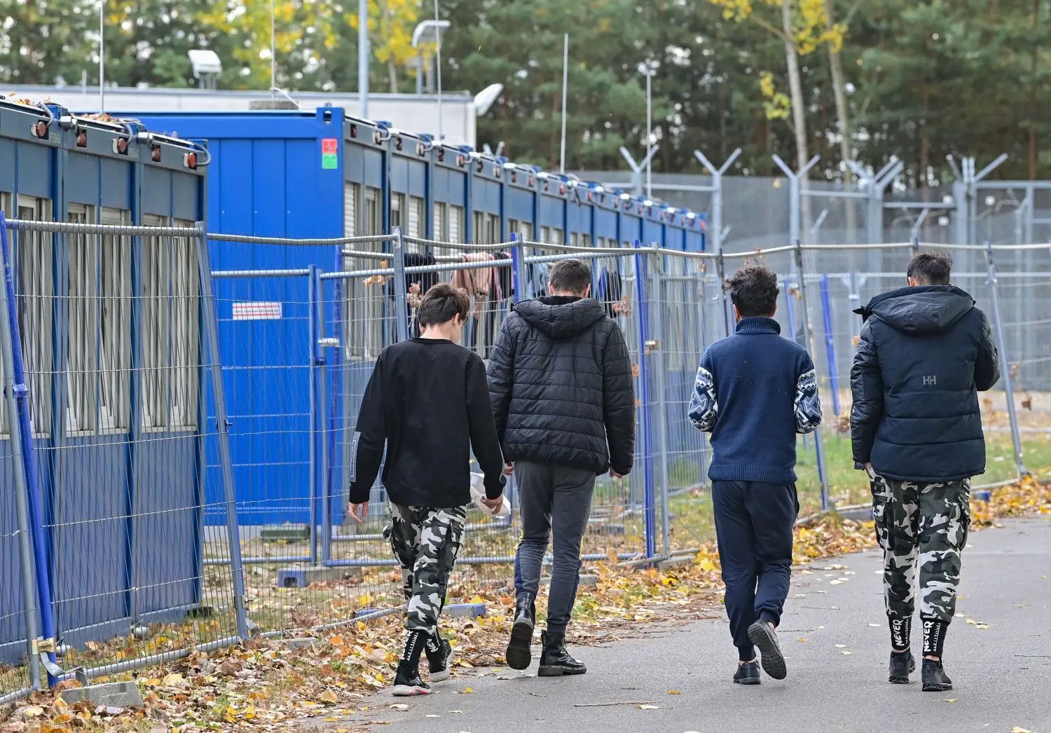 Immer mehr Flüchtlinge, die über die deutsch-polnische Neiße kommen, werden in der Zentralen Erstaufnahmeeinrichtung für Asylbewerber (ZABH) des Landes Brandenburg in Eisenhüttenstadt aufgenommen. Die Verteilung der Asylsuchenden in die Kommunen steht bevor.