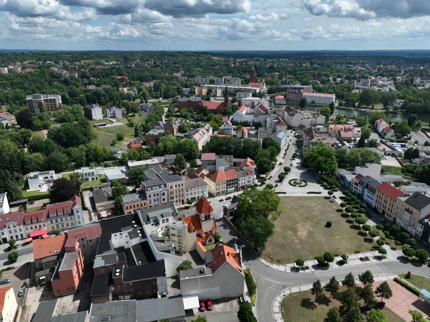 Blick über die Gubener Altstadt vom Juli 2023. Sie soll ihr Gesicht 2024 weiter verändern.