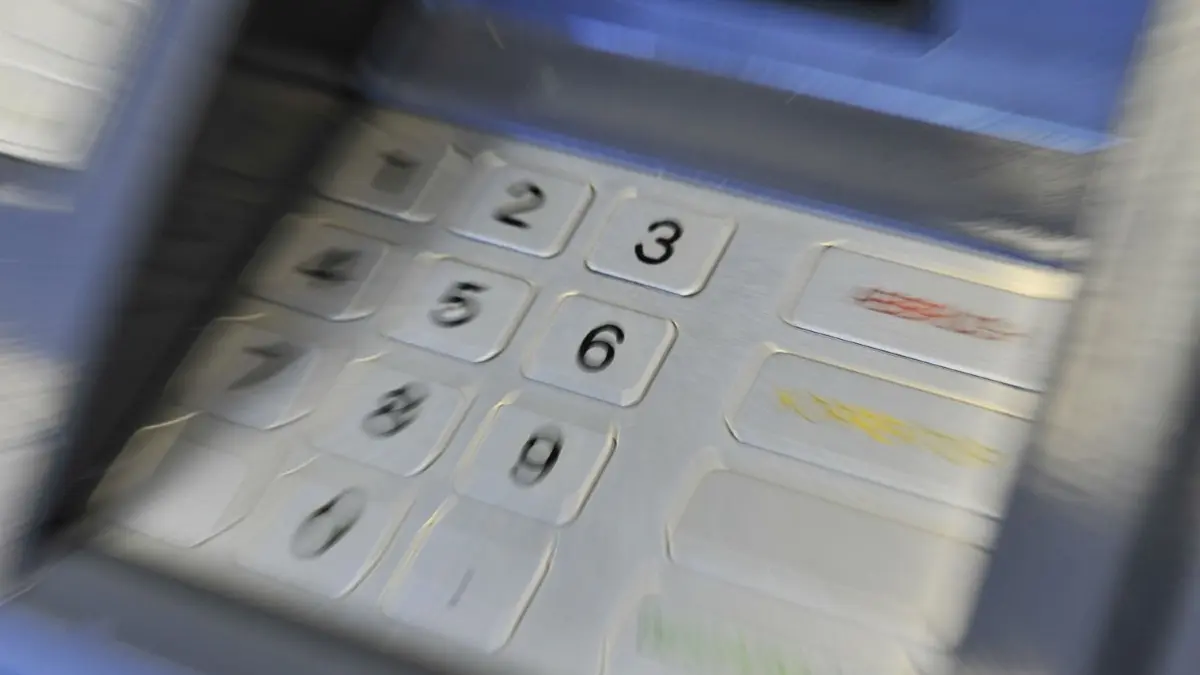 Mit gestohlenen EC-Karten wurden in Bernau mehr als 15.000 Euro von Konten abgehoben. Die Polizei sucht die Diebe jetzt mit Bildern. (Symbolfoto)
ARCHIV - 04.05.2011, Wuppertal: ILLUSTRATION - Das Tastenfeld und der Kartenschacht eines Geldautomaten (Aufnahme mit Zoomeffekt). (zu dpa «Skimming-Fälle 2018 in Hessen» vom 12.01.2019) Foto: Marius Becker/dpa +++ dpa-Bildfunk +++ | Verwendung weltweit